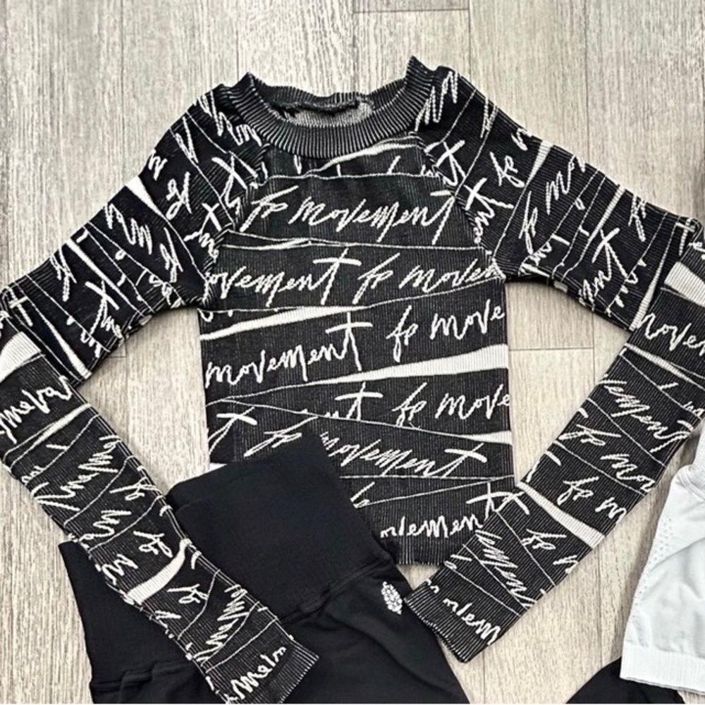 🖤🤍RARE FIND! NWOT FREE PEOPLE MOVEMENT LONG SLEEVE LOGO TOP